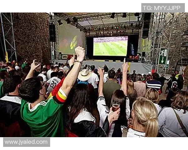 足球明星现身机场直播粉丝热情高涨互动不断引发关注